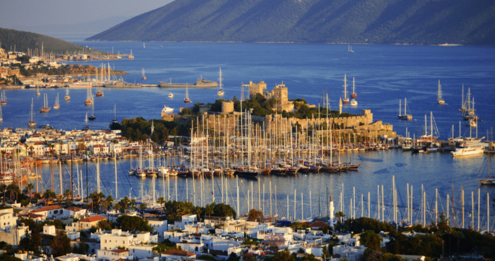 Blick auf die malerische Küstenstadt Bodrum mit ihren weiß getünchten Häusern und dem türkisblauen Meer im Hintergrund.
