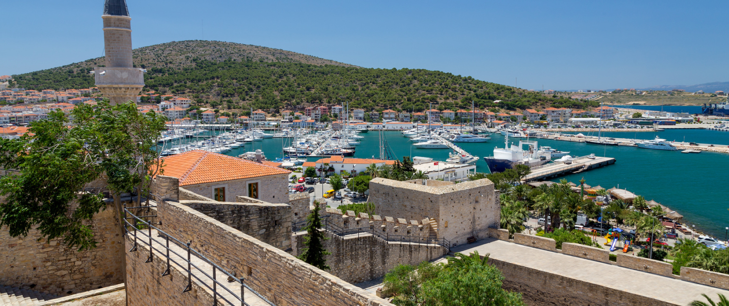 Die historische Festung von Cesme mit Blick auf den malerischen Hafen