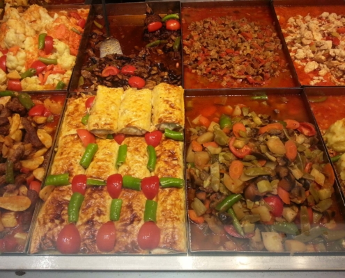 Verschiedene türkische Gerichte, darunter gefüllte Teigwaren und Gemüsegerichte, in einem Restaurant in Dalyan.