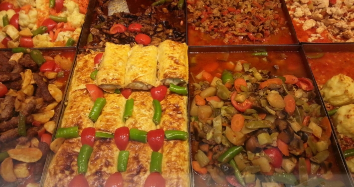 Verschiedene türkische Gerichte, darunter gefüllte Teigwaren und Gemüsegerichte, in einem Restaurant in Dalyan.