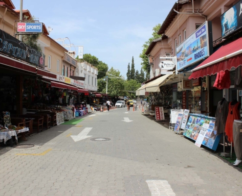 Eine belebte Einkaufsstraße in Dalyan mit verschiedenen Geschäften und Ständen.