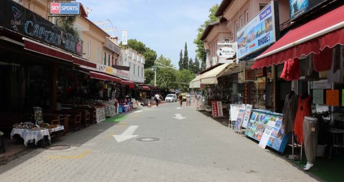 Eine belebte Einkaufsstraße in Dalyan mit verschiedenen Geschäften und Ständen.