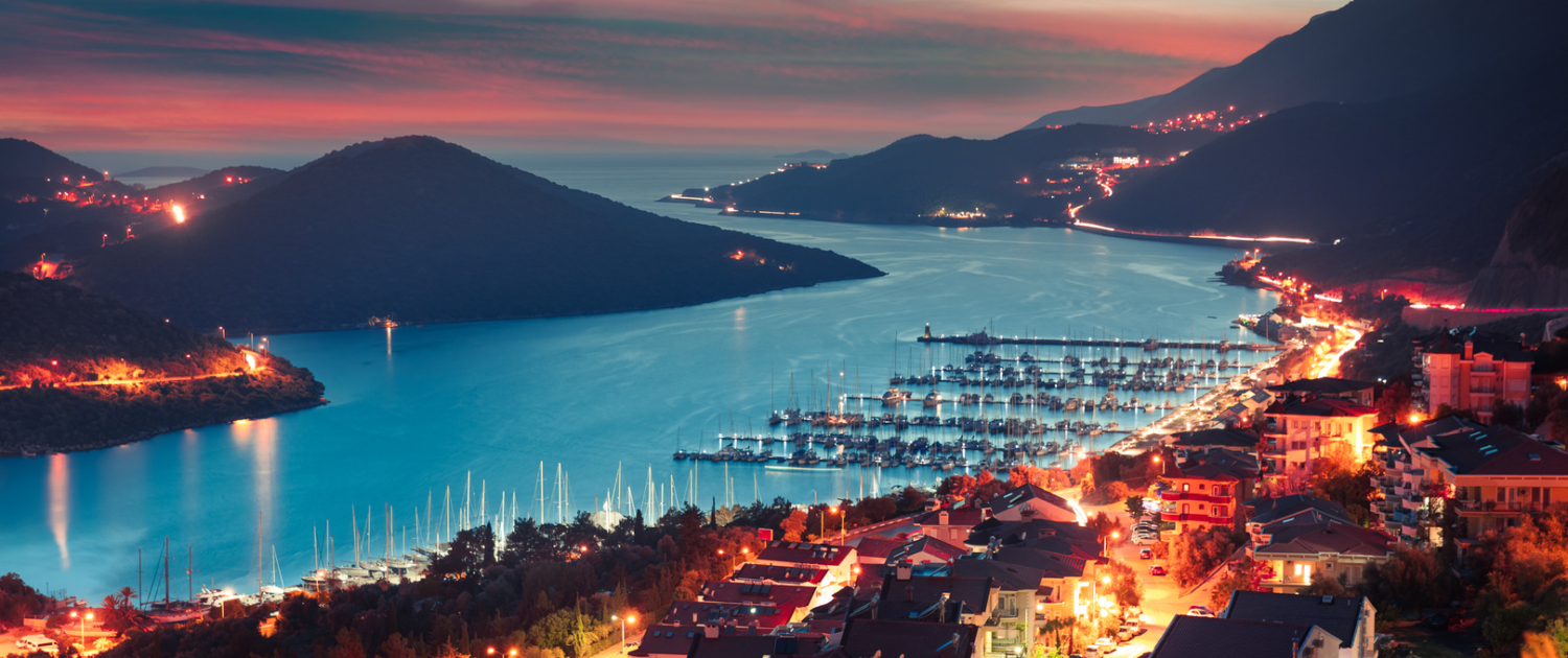 Kas Hafen bei Nacht: Romantische Lichter und ruhiges Wasser