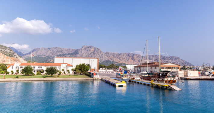Kemer Yachten: Luxuriöse Yachten im Hafen von Kemer vor der atemberaubenden Kulisse des Taurus-Gebirges