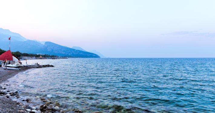 Kemer Strand: Entspannter Tag am kristallklaren Wasser der Türkischen Riviera