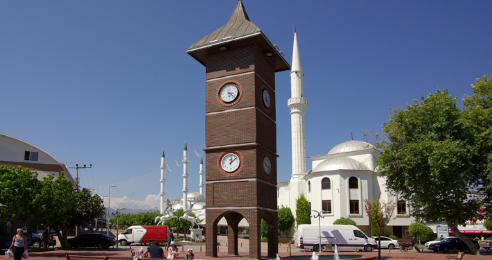 Konakli Uhrturm: Historisches Wahrzeichen im Herzen der Stadt